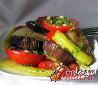 Кубанская закуска Невероятно вкусная закуска из быстро маринованных овощей! Увидела рецепт этой закуски на просторах интернета, у кулинара Лены lenabatyre, захотелось попробовать.Приготовила половину порции, о чем в последствии пожалела, впредь буду делать в двойном объеме! Болгарский перец — 1 кг; Чеснок — 100 г; Баклажан — 2 кг; Помидор — 1 кг; Укроп — 2 пуч.; Перец черный (молотый; по вкусу) ; Уксус белого вина — 0,5 стак.; Соль — 2 ст.л.; Сахар — 0,5 стак.; Вода — 2 стак.; Масло…