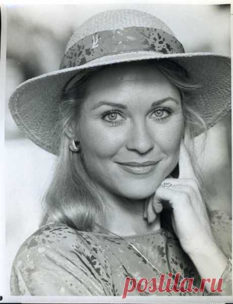 Ди Уоллес-Стоун, 14 декабря, 1948