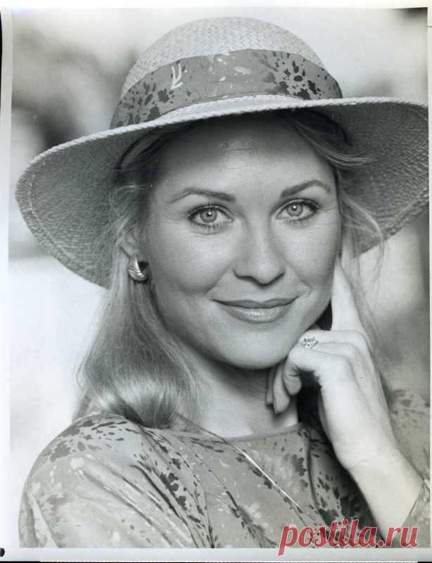 Ди Уоллес-Стоун, 14 декабря, 1948