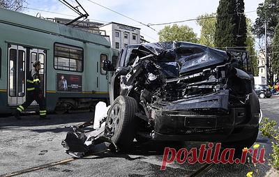 Чемпион Европы по футболу Иммобиле повредил позвоночник и сломал ребро в результате ДТП. Автомобиль, за рулем которого был нападающий "Лацио", столкнулся на перекрестке с трамваем