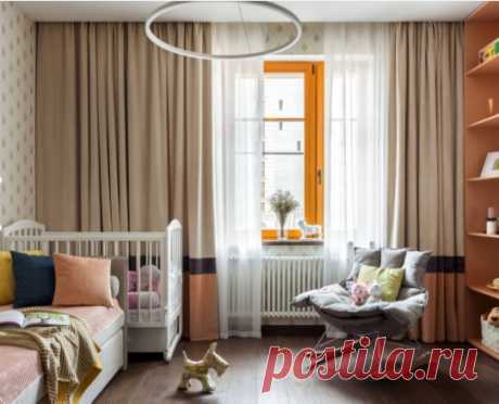 Комната для малыша среднего размера в современном стиле с коричневым полом и бежевыми стенами для девочки.