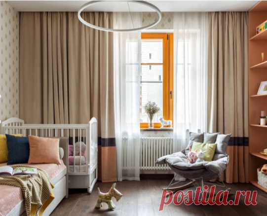 Комната для малыша среднего размера в современном стиле с коричневым полом и бежевыми стенами для девочки.