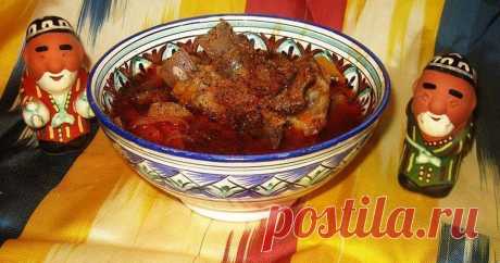 Классный рецепт - Карам-шурпа! Карам шурпа – блюдо, скорее всего, с не очень древней историей, хотя упоминается в трудах известного исследователя узбекской кулинарии Карима Махмудова. Почему я так думаю? Потому что сама капуста пришла в Узбекистан по историческим меркам не слишком глубоко в веках. Да и блюдо очень напоминает борщ, хотя готовится по типично узбекской технологии ковурма, то есть, на поджарке. Свекла тоже отсутствует. Я вообще не припомню ни одного узбекского...