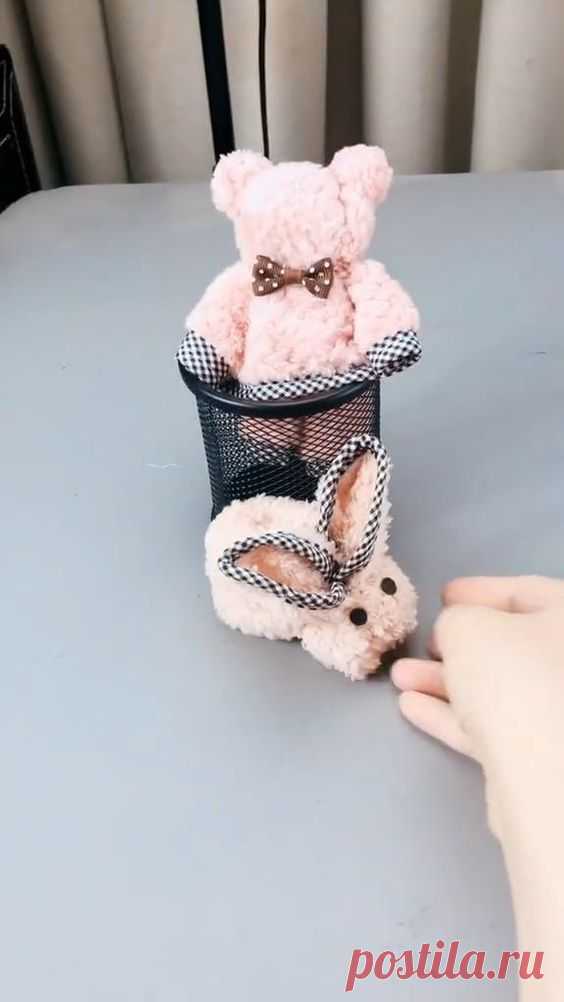 You can easily make a cute bunny from a piece of washcloth/towel. Simple and easy to DIY Easter table decoration. Make sure not to have two of these Easter bunnies on the same table setting or you…