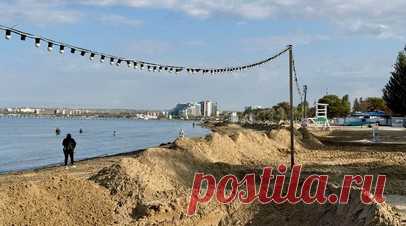 В Анапе восстанавливают защитный вал от возможных выбросов нефтепродуктов зимой. Для защиты от возможных выбросов нефтепродуктов во время штормов в осенне-зимний период в Анапе восстанавливают защитный вал. Об этом сообщает оперштаб Краснодарского края. Читать далее