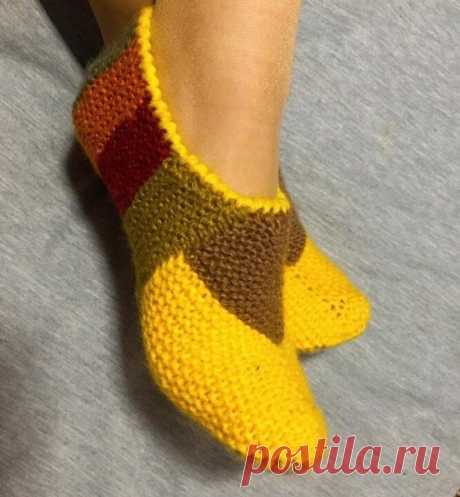 Тапочки на двух спицах Начинаем. Возможно неточность будет, потому что первые. С каждым следующим опытом, будет что-то корректироваться.Набираем 9 петель любым удобным для вас способом. И начинаем прибавлять перед центральной и после нее.получается1 ряд: 1 кр.,3 лицевых, накид ,1 лицевая, накид,3 лицевых и...