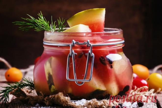 Арбузы в банку на зиму: рецепт засолки арбузов Рецепт заготовки арбузов на зиму в банке несложный. Вкус и аромат получается, как у свежих.