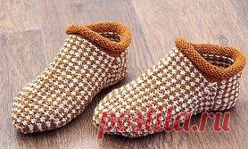Носки- тапочки ленивым жаккардом.
Пряжа “Кроха” Троицкий камвольный комбинат, 20% шерсть, 80 % акрил, 135 м / 50 г.
Расход пряжи светло-серой 30 г, коричневой 40 г.
Комплект из 5 спиц № 3.
Плотность вязания Пг = 2,2 петли в 1 см., узор ленивый жаккард
Если вы умеете вязать носки на 5 спицах, то связать такие носки-тапочки вам не составит труда. 
 
Тапочки связаны ленивым жаккардом (схема вязания узора). Этот узор вяжется  очень просто, полотно получается упругим, формоустойчивым и в то же время
