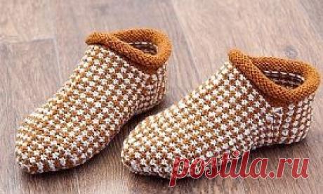 Носки- тапочки ленивым жаккардом.
Пряжа “Кроха” Троицкий камвольный комбинат, 20% шерсть, 80 % акрил, 135 м / 50 г.
Расход пряжи светло-серой 30 г, коричневой 40 г.
Комплект из 5 спиц № 3.
Плотность вязания Пг = 2,2 петли в 1 см., узор ленивый жаккард
Если вы умеете вязать носки на 5 спицах, то связать такие носки-тапочки вам не составит труда. 
 
Тапочки связаны ленивым жаккардом (схема вязания узора). Этот узор вяжется  очень просто, полотно получается упругим, формоустойчивым и в то же время
