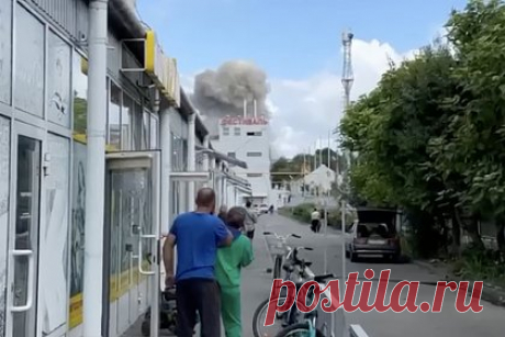 Появилось видео с места взрыва в Таганроге Ростовской области. Появилось видео с места взрыва в Таганроге Ростовской области, ролик опубликовала Baza в своем Telegram-канале. На кадрах видно облако темного дыма, поднимающееся в небо среди городской застройки. Местные жители вышли на улицу и наблюдают за происходящим. Взрыв в городе прогремел 28 июля.