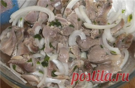 МАРИНУЕМ КУРИНЫЕ ЖЕЛУДОЧКИ.
Очень вкусная закуска из маринованных куриных желудков. Её трудно представить вкус, пока не попробуешь. Готовится всё очень просто. Знакомьтесь и Вы с рецептом.
Ингредиенты:
Куриные желудочки – 0,5 кг
Лук - 1 шт.
чеснок - 5-6 зубчиков
5 % уксус – 0,25 стакана,
подсолнечное масло – 0,5 стакана,
сахарная пудра – 0,5 ч. л.,
соевый соус – 1 ст. л.,
соль, перец – по вкусу.
петрушка – 1 пучок.
Желудочки отварите в подсоленной воде до готовности часа полтора. Остудите, н