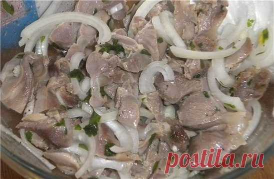 МАРИНУЕМ КУРИНЫЕ ЖЕЛУДОЧКИ.
Очень вкусная закуска из маринованных куриных желудков. Её трудно представить вкус, пока не попробуешь. Готовится всё очень просто. Знакомьтесь и Вы с рецептом.
Ингредиенты:
Куриные желудочки – 0,5 кг
Лук - 1 шт.
чеснок - 5-6 зубчиков
5 % уксус – 0,25 стакана,
подсолнечное масло – 0,5 стакана,
сахарная пудра – 0,5 ч. л.,
соевый соус – 1 ст. л.,
соль, перец – по вкусу.
петрушка – 1 пучок.
Желудочки отварите в подсоленной воде до готовности часа полтора. Остудите, н