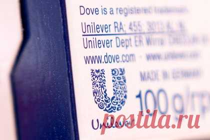 Unilever объяснила решение остаться в России. Компания Unilever не считает верным решением полностью уйти с российского рынка и предпочитает ограниченный вариант ведения бизнеса, заявил директор компании Хейн Шумахер. По его словам, отказ от бизнеса привел бы к национализации компании, а вариант с продажей активов не отвечает целям предприятия.
