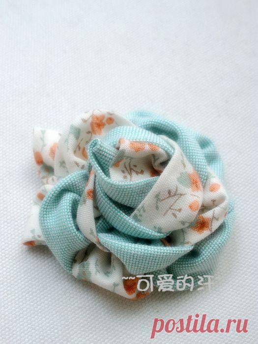 Двухцветный цветок-украшение из ткани