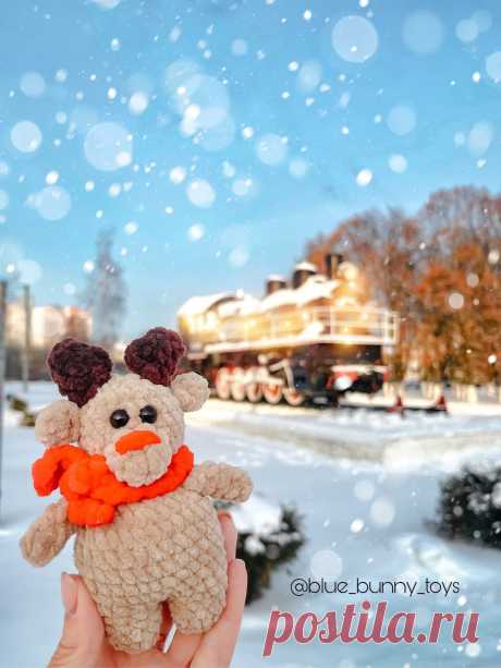 PDF Олень в шарфике крючком. FREE crochet pattern; Аmigurumi animal patterns. Амигуруми схемы и описания на русском. Вязаные игрушки и поделки своими руками #amimore - маленький олень к Новому году, новогодний оленёнок из плюшевой пряжи, рождественский олень.