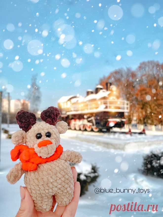 PDF Олень в шарфике крючком. FREE crochet pattern; Аmigurumi animal patterns. Амигуруми схемы и описания на русском. Вязаные игрушки и поделки своими руками #amimore - маленький олень к Новому году, новогодний оленёнок из плюшевой пряжи, рождественский олень.