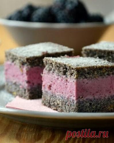 Йогуртовый торт с маком и ежевичным муссом