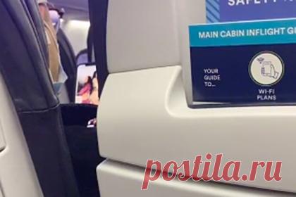 Авиапассажира поймали за просмотром порно рядом с его девушкой и осудили в сети. Пассажирка самолета сняла на камеру попутчика, который смотрел непристойное видео в полете, и спровоцировала споры среди пользователей сети. Девушка с ником sandyprudente поделилась в TikTok-аккаунте кадрами, на которых видно, как незнакомец включает порно, в то время как его возлюбленная спит на соседнем кресле.