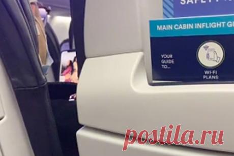 Авиапассажира поймали за просмотром порно рядом с его девушкой и осудили в сети. Пассажирка самолета сняла на камеру попутчика, который смотрел непристойное видео в полете, и спровоцировала споры среди пользователей сети. Девушка с ником sandyprudente поделилась в TikTok-аккаунте кадрами, на которых видно, как незнакомец включает порно, в то время как его возлюбленная спит на соседнем кресле.