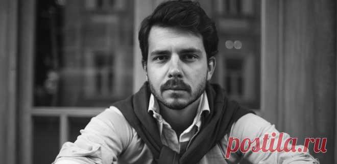 Советы матерям…от сына 
 


Василий Аккерман учился кинорежиссуре в Англии, а нашел себя в публицистике. Свой блог и колонки в глянце составили ему репутацию острого на язык правдоруба. Особенно от Васи достается, конечно, …