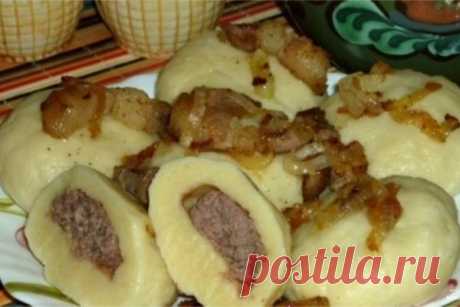 Украинские галушки с мясом. Какие они вкусные! Какие они вкусные украинские галушки с мясом, а если их приготовить с фаршем получится невероятно. Тесто получается воздушным и легким, а сочная начинка из фарша отлично дополняет его. Подаем на стол со сметанкой. Картофельные галушки с мясом — известное, очень вкусное и сытное блюдо из украинской к