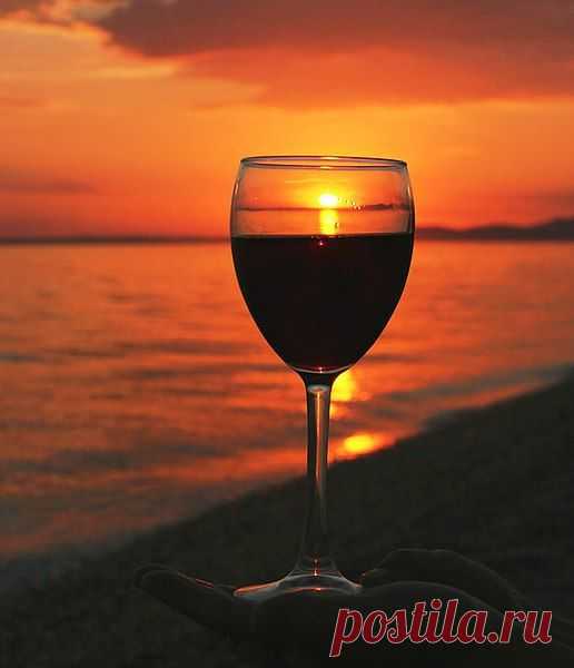 Они говорили всю ночь до рассвета
Под шёпот дождя, за бутылкой вина.
Он фыркал небрежно: - Зачем тебе это?
- Любви не прикажешь, - вздыхала она.
Он злился: - Как ты безрассудна и вздорна!
Не стыдно влюбляться в твои-то года?
- Все возрасты этому чувству покорны.
К тому же, мой друг, я всегда молода.
Он не отставал: - Что подумают люди?
Друзья…Сослуживцы… Отступятся вдруг?
- Но если любимого рядом не будет,
Зачем тогда всё остальное, мой друг?
-