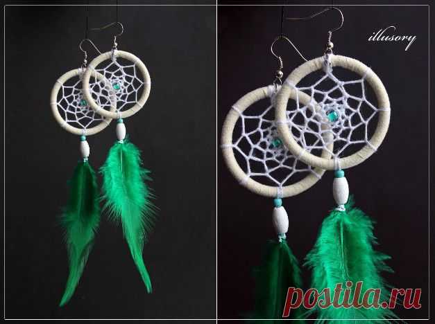 Серьги - ловцы снов "Зеленая лагуна"

Такие серьги ловцы снов идеально подойдут для шатенок и рыжеволосых красавиц, как известно зеленый цвет очень хорошо сочетается с рыжими и огненными цветами.

Также такие серьги могут себе позволить обладательницы зеленых глаз. А еще бы я рекомендовала попробовать серьги с зеленым оттенком попробовать кареглазым девушкам, зеленый цвет добавит их глазкам больше яркости.