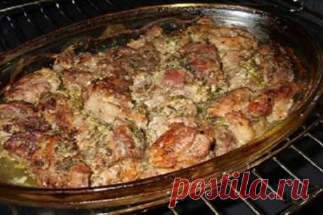 Обалденное мясо по-грузински — моя любовь на всю жизнь! Предлагаем запечь в духовке мясо по-грузински. Благодаря маринаду с соком лимона, блюдо получается мягким и сочным. Свежие травы и специи наделяют его