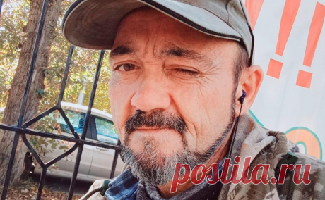 Умер один из основателей «Смысловых галлюцинаций» Александр Колбасов. Один из основателей и гитарист первого состава группы «Смысловые галлюцинации» Александр Колбасов умер утром 26 декабря.