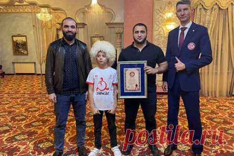 Мальчик из Ингушетии простоял в планке 11 часов 11 минут и побил мировой рекорд. Мальчик по имени Абдул-Рахим Гетагазов из Ингушетии простоял в планке 11 часов 11 минут и побил мировой рекорд. За соблюдением правил при выполнении упражнения наблюдали независимые эксперты, в том числе главный редактор и основатель Книги рекордов России Станислав Коненко.