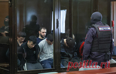 Организаторы теракта в "Крокусе" выделили на приобретение оружия 350 тыс. рублей. В материалах расследования указано, что позднее Шахромджон Гадоев перевез из Дагестана в Подмосковье на машине, оборудованной тайником, три автомата Калашникова, один пистолет Макарова и не менее 1 381 патрона