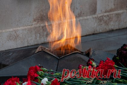 Потушивший лимонадом пламя Вечного огня россиянин пойдет под суд. В Сыктывкаре перед судом предстанет 26-летний местный житель, который потушил пламя Вечного огня на мемориале «Вечная слава». Мужчину обвиняют в преступлении по части 3 статьи 354.1 («Публичное осквернение символов воинской славы России, оскорбление памяти защитников Отечества») УК РФ.