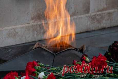 Потушивший лимонадом пламя Вечного огня россиянин пойдет под суд. В Сыктывкаре перед судом предстанет 26-летний местный житель, который потушил пламя Вечного огня на мемориале «Вечная слава». Мужчину обвиняют в преступлении по части 3 статьи 354.1 («Публичное осквернение символов воинской славы России, оскорбление памяти защитников Отечества») УК РФ.