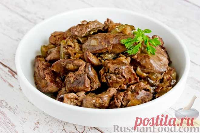 Рецепт: Жареная куриная печень с луком и солёными огурцами на RussianFood.com