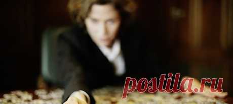 Эта болезнь может коснуться каждого. Две трети больных — женщины. Лекарство пока не найдено, но значит ли это, что нужно смириться? Нет, уверяют психологи. Правильное питание, спорт, сон, образ мыслей влияют на мозг и могут снизить риск во много раз. #психическоездоровье #работамозга #старение #альцгеймер