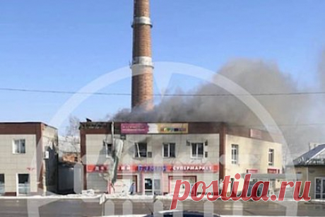 В Белгородской области снаряд попал в детский магазин. Снаряд ВСУ попал в детский магазин «Бэмби» в Шебекино Белгородской области, после чего там начался пожар. По сведениям губернатора региона Вячеслава Гладкова, в результате атаки со стороны Украины один мужчина получил осколочные ранения, его в тяжелом состоянии госпитализировали.