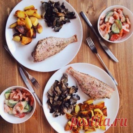 Окунь с картофелем и свежий салат - Лучшие кулинарные рецепты интернета