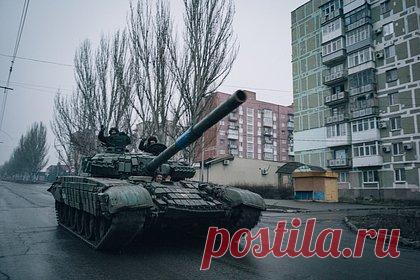 Британский телеканал показал украинские танки среди жилых домов Артемовска. Вооруженные силы Украины размещают танки и бронетранспортеры в жилой застройке Артемовска.Об этом в своем репортаже рассказал корреспондент британского телеканала Sky News. Алекс Росси отметил, что российские войска в скором времени могут прорвать оборону города, который является важным транспортным узлом.