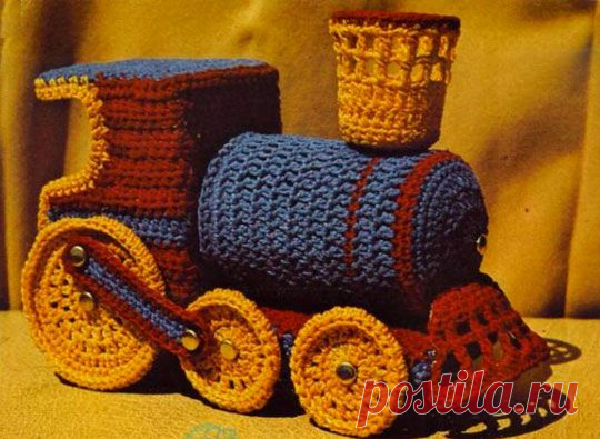 Вязаная игрушка "Ретро паровоз" наверняка понравится мальчику.

Текстовая инструкция по вязанию крючком паровоза.