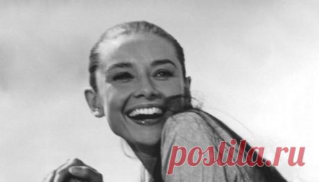 Некрасивых людей не бывает! Некрасивой бывает душа… Чья-то – тело собой украшает, Чья-то – злобой убьёт без ножа… Красота – как обёртка конфеты… И возможно, под нею обман… Развернёшь, а съедобного нету… Или будешь от сладости пьян… А души красота не увянет И потом, по прошествии лет, Расцветёт, заискрится, воспрянет… Это будет достойный ответ Для обложек гламурных журналов, Что учили красивыми быть… Хоть картинок красивых немало, Только стоит ли фантик любить? А вокруг столько добрых созданий,…