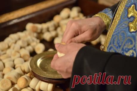 СОРОКОУСТ. КАКАЯ ПОЛЬЗА ОТ СОРОКОУСТА И КОГДА ЕГО НУЖНО ЗАКАЗЫВАТЬ? 
В чем его суть? Сорок литургий подряд (каждую службу) на проскомидии изымается частичка из просфоры с поминанием имени живого или усопшего (отсюда можно заказывать сорокоуст о здравии и за упокой), и в конце Литургии с молитвой «Омый, Господи, грехи поминавшихся зде кровию Твоею честною, молитвами святых Твоих» священник опускает данную частичку в Чашу с Кровию Христовой. Так происходит сорок раз на протяжении этого же количест