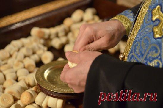 СОРОКОУСТ. КАКАЯ ПОЛЬЗА ОТ СОРОКОУСТА И КОГДА ЕГО НУЖНО ЗАКАЗЫВАТЬ? 
В чем его суть? Сорок литургий подряд (каждую службу) на проскомидии изымается частичка из просфоры с поминанием имени живого или усопшего (отсюда можно заказывать сорокоуст о здравии и за упокой), и в конце Литургии с молитвой «Омый, Господи, грехи поминавшихся зде кровию Твоею честною, молитвами святых Твоих» священник опускает данную частичку в Чашу с Кровию Христовой. Так происходит сорок раз на протяжении этого же количест