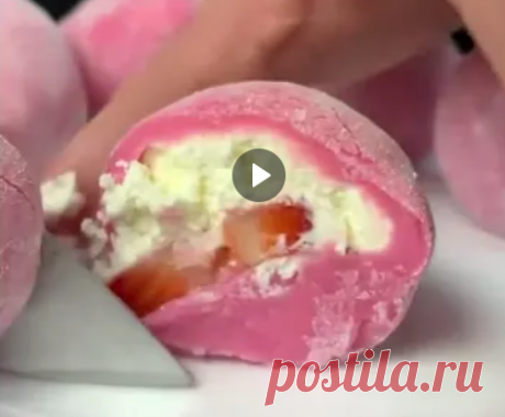 Готовим японские мотти
Рисовая мука 100 гр
Сахарная пудра 50 гр
Вода 185 мл
Краситель пищевой
Сливочный сыр 200 гр
Ягоды/варенье в начинку
Крахмал кукурузный для присыпки