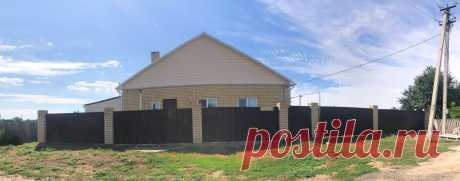 Волгоградская область, Среднеахтубинский р-н. г.Краснослободск ул.Зеленая.

Дом: одноэтажный кирпичный дом в городе Краснослободске, площадью 92 квадратных метра  с отдельно стоящими баней и хозпостройками.
ОПИСАНИЕ: просторная гостиная с обеденной зоной и кухней для приема гостей,  санузел с ванной, три спальни. Пространство под крышей можно оборудовать под тренировки, игры. 
ц .2 млн.руб.

Позвольте себе жизнь в потрясающей тишине на лоне природы, 
но всегда в центре событий.