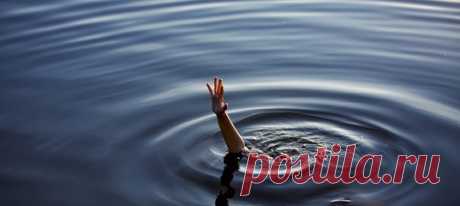 Внезапное сильное сердцебиение, потливость, удушье, чувство ужаса — все это симптомы панической атаки. Она может случиться неожиданно и застать вас врасплох. И совершенно непонятно, что с ней делать и к кому обратиться, чтобы приступы страха прекратились. #познаниесебя #психическоездоровье #снятиестресса #паническаяатака