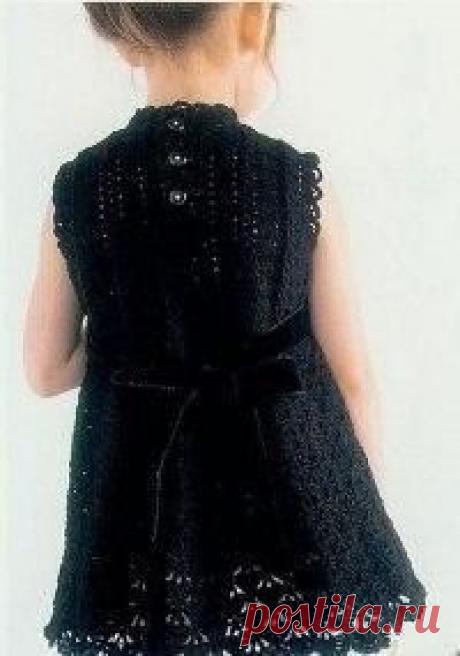 Платье крючком, вяжем детям Хотите связать какой-то необыкновенный наряд для своей маленькой и любимой дочки? Тогда предлагаем связать крючком такое вязаное платье, которое подойдет для любого праздника и ваша девочка станет неповторимой.Модное платье вяжется крючком №1,75. Нитки использовать лучше хлопок, т.к. он...