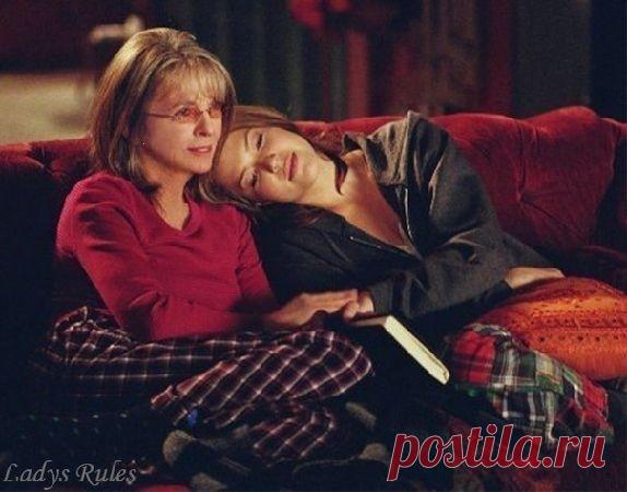 Как часто в жизни ошибаясь, теряем тех, кем дорожим.
Чужим понравиться стараясь, порой от ближнего бежим.
Возносим тех, кто нас не стоит, а самых верных предаем.
Кто нас так любит, обижаем, и сами извинений ждем.

Омар Хайям