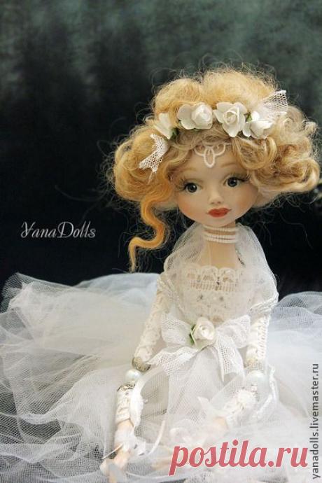 Kristina - белый,кукла ручной работы,кукла в подарок,кукла интерьерная
Kristina, 40 см. Полностью из запекаемой пластики Ливингдолл, шарнирные соединения из бусин в коленках, локотках. Кисти на лентах, подвижны. Голова поворачивается. Волосы-овечьи кудри натурального цвета, не крашенные. Одежда-фатин, хлопок, кружево, сетка. Все расшито бисером. Шелковые ленты и бумажные цветы. В комплекте кресло-подставка, обвязано вручную, декорировано кружевом, перьями и подвесками из жемчужных бусин. Высота