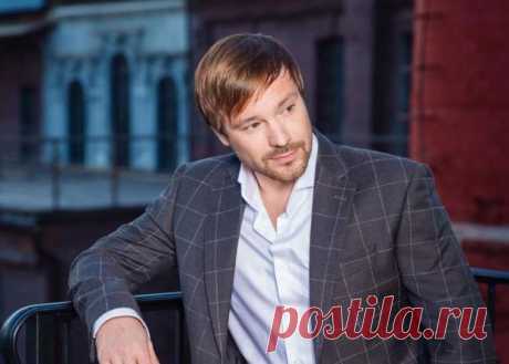 Алексей Чадов отвел сына в первый класс и поделился новыми фото с Федором в сети