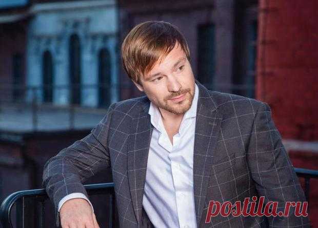 Алексей Чадов отвел сына в первый класс и поделился новыми фото с Федором в сети